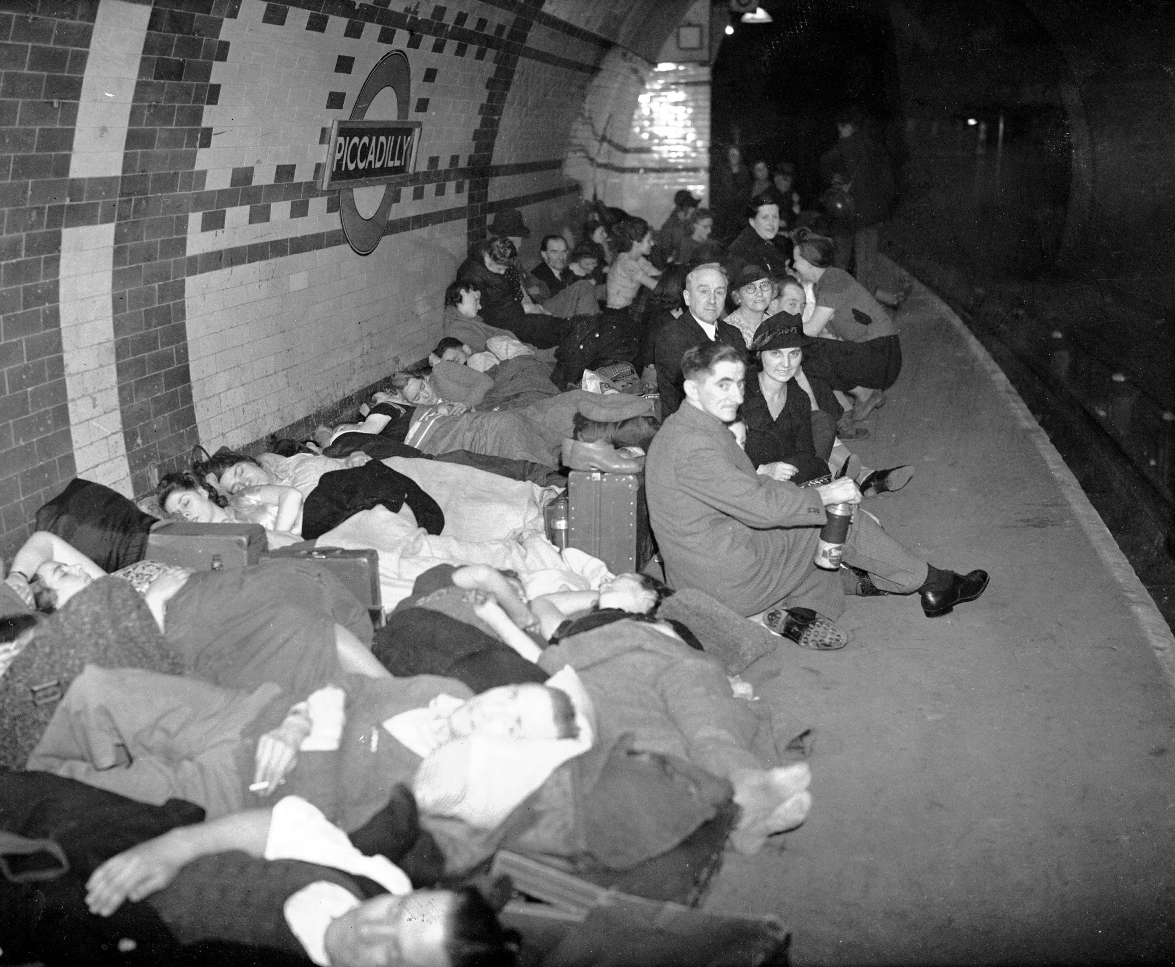 9 Incredible Photos of the London Underground as a Bomb Shelter