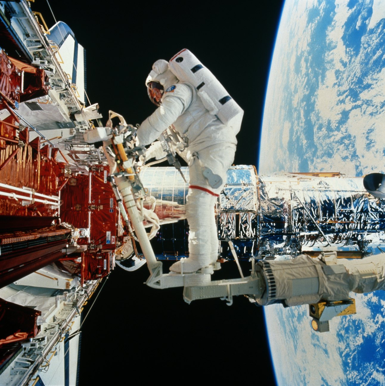 Работа космонавтов находящиеся сейчас в космосе. Космонавт ремонтирует корабль. Космические работы. Космонавты чинят корабль. Работа в космосе.