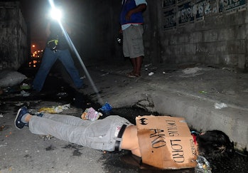 duterte philippine rodrigo extrajudicial killing dealer addicts kill suspected placard